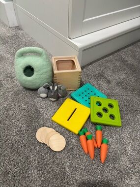 Lovevery The Babbler 13-18 months- part 2/3- Smaller Activities Bundle